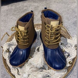 Super cute duck boots, for fall or winter! 🍁